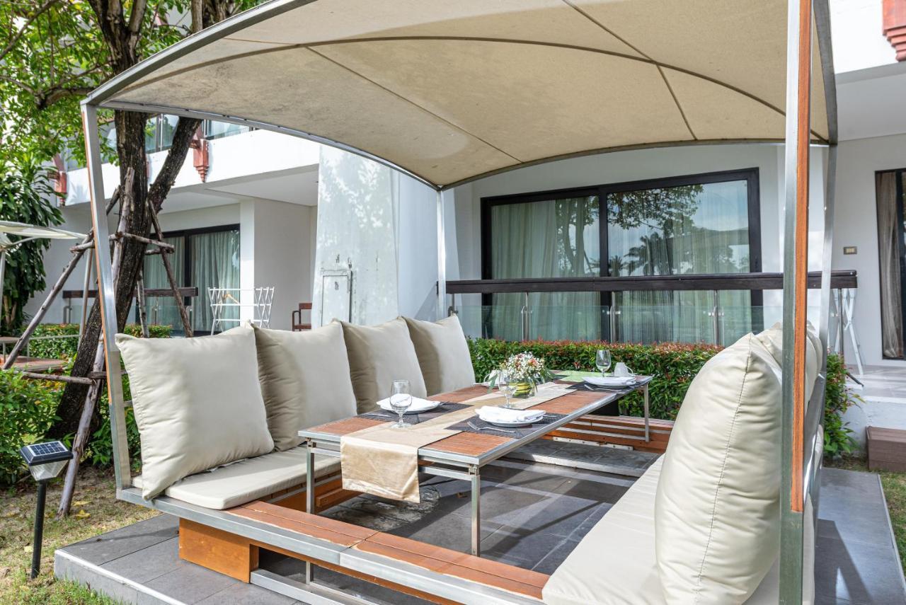Summit Windmill Golf Suite Hotel At Suvarnabhumi Bangkok Exterior foto A patio set