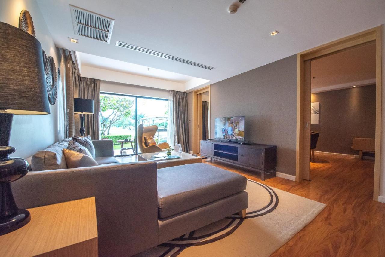 Summit Windmill Golf Suite Hotel At Suvarnabhumi Bangkok Exterior foto A living room in a typical apartment