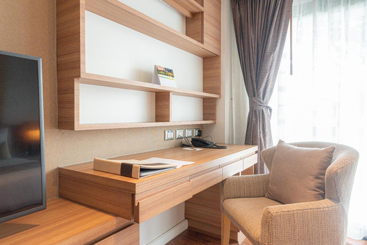 Summit Windmill Golf Suite Hotel At Suvarnabhumi Bangkok Exterior foto A work desk in a hotel room