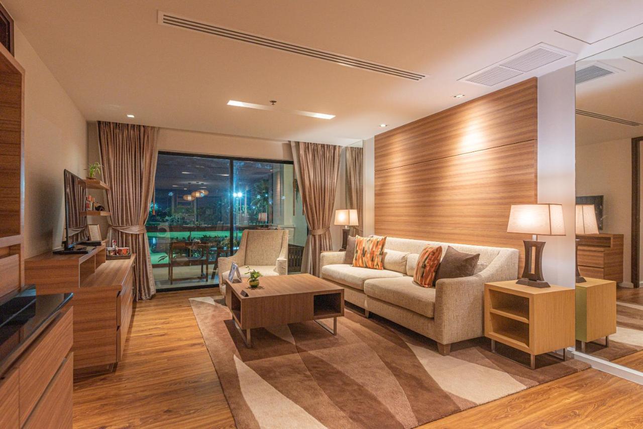 Summit Windmill Golf Suite Hotel At Suvarnabhumi Bangkok Exterior foto A living room in a condominium