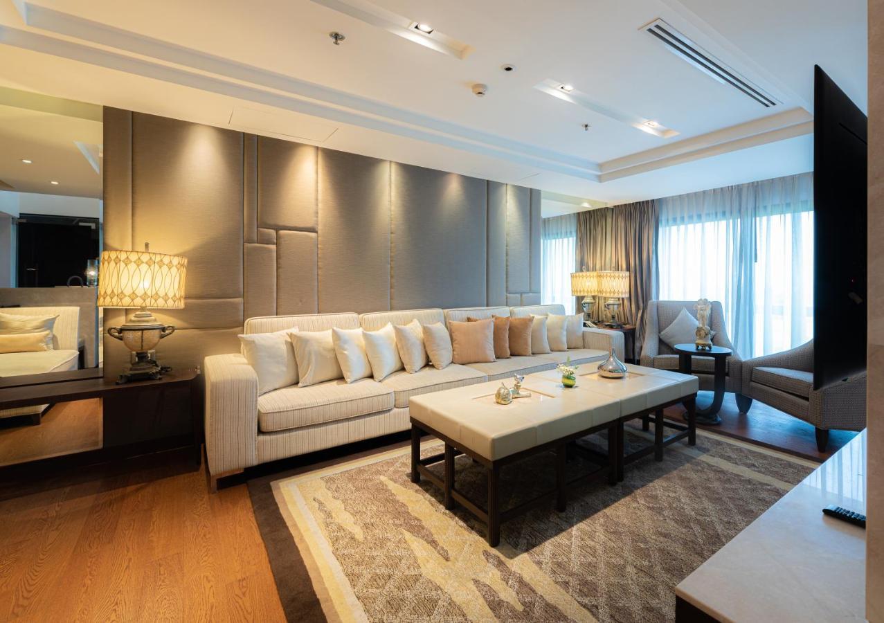 Summit Windmill Golf Suite Hotel At Suvarnabhumi Bangkok Exterior foto A living room in a suite at the Shangri-La Kuala Lumpur
