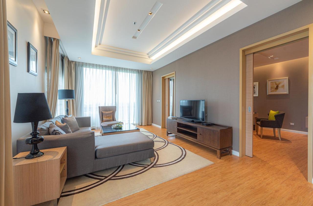 Summit Windmill Golf Suite Hotel At Suvarnabhumi Bangkok Exterior foto A living room in a suite at the hotel