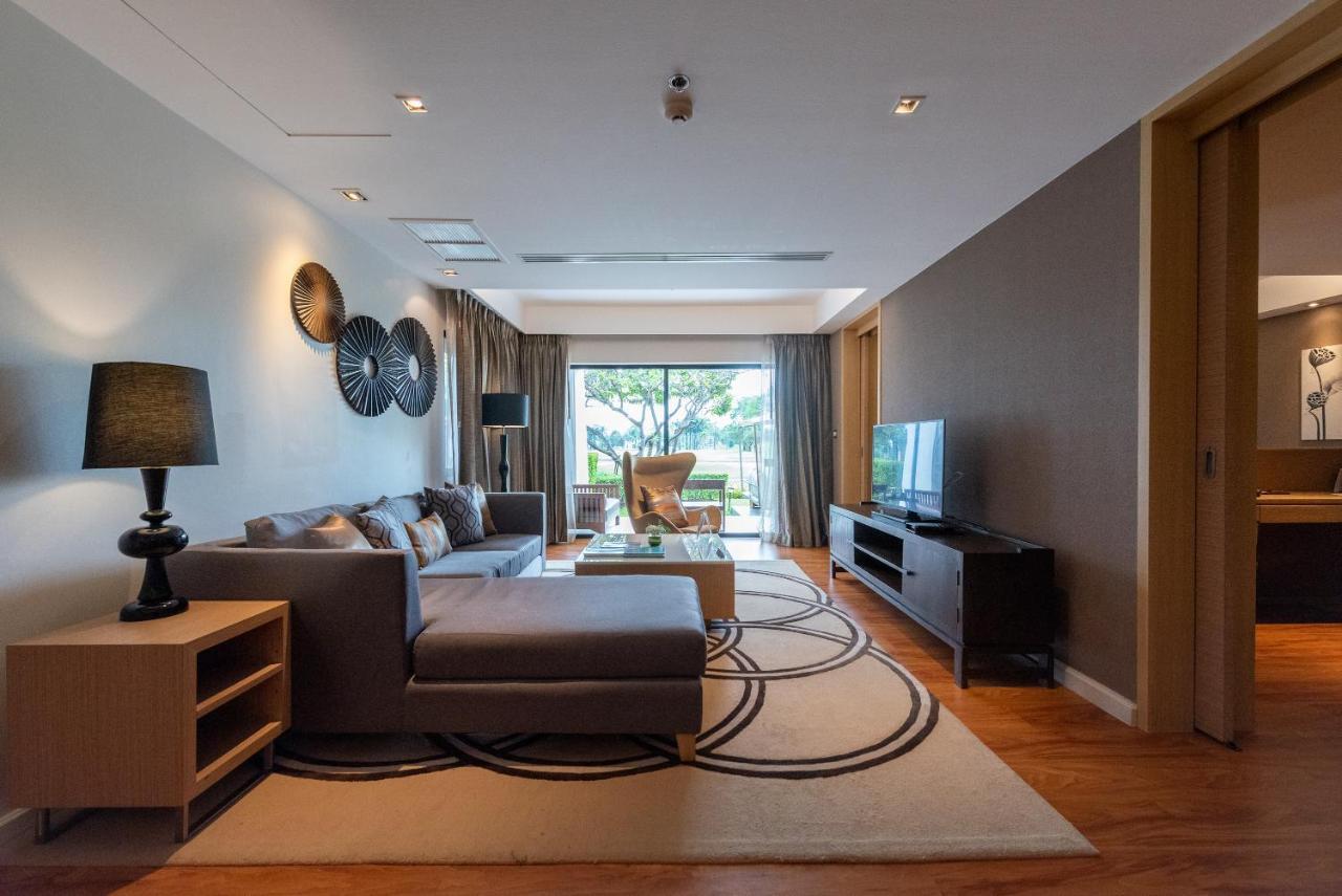 Summit Windmill Golf Suite Hotel At Suvarnabhumi Bangkok Exterior foto A living room in a condominium