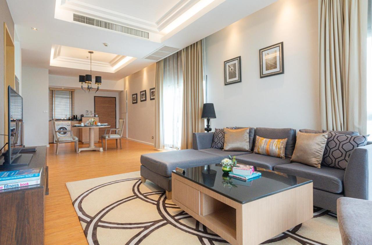 Summit Windmill Golf Suite Hotel At Suvarnabhumi Bangkok Exterior foto A living room in a suite at the hotel