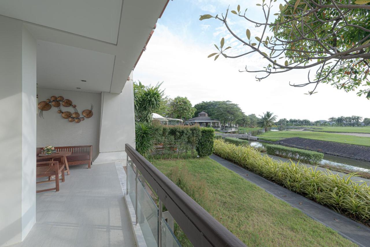 Summit Windmill Golf Suite Hotel At Suvarnabhumi Bangkok Exterior foto View of the golf course from the clubhouse