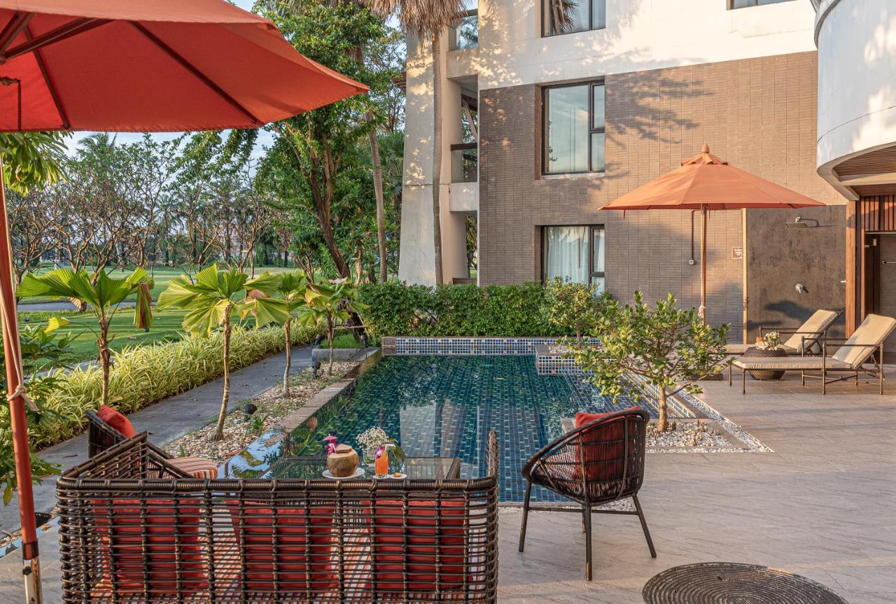 Summit Windmill Golf Suite Hotel At Suvarnabhumi Bangkok Exterior foto The pool at the hotel