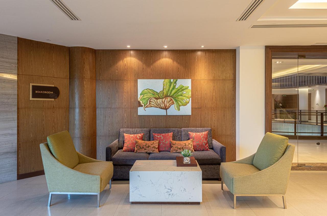 Summit Windmill Golf Suite Hotel At Suvarnabhumi Bangkok Exterior foto The lobby of the hotel
