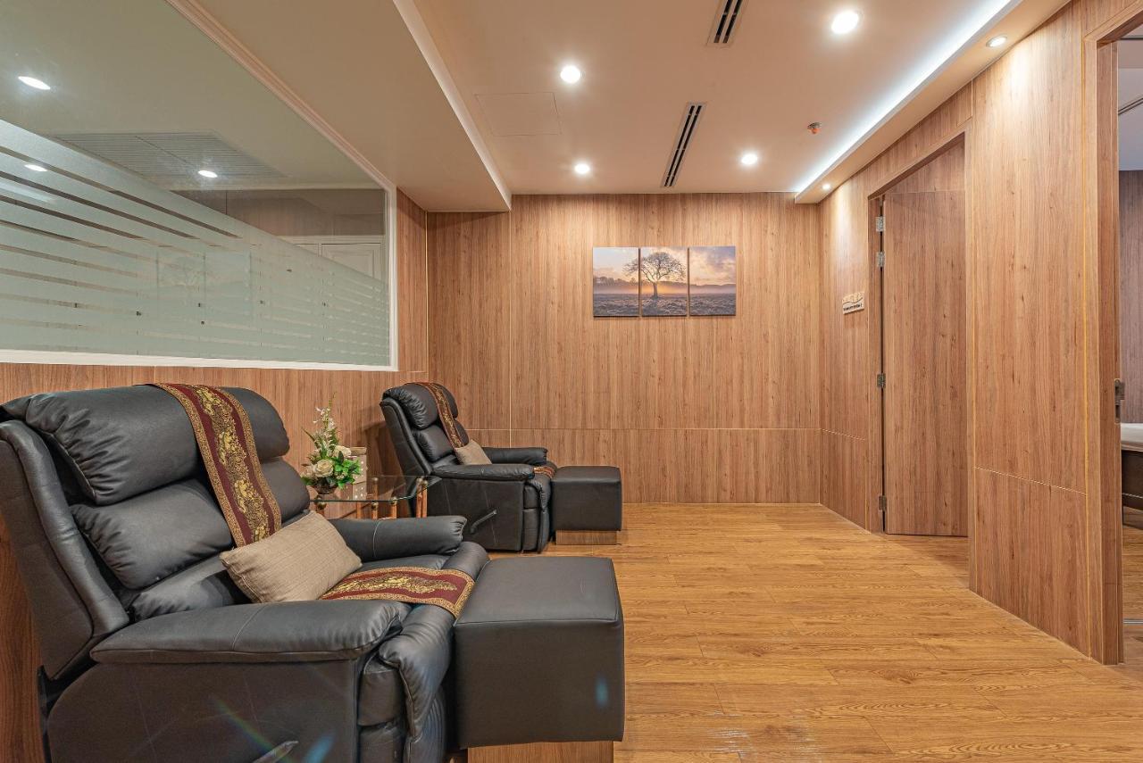 Summit Windmill Golf Suite Hotel At Suvarnabhumi Bangkok Exterior foto The interior of the Thai Airways First Class Lounge at Suvarnabhumi Airport