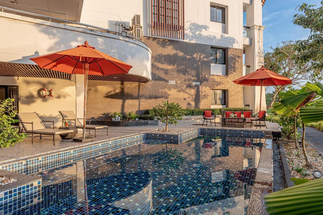 Summit Windmill Golf Suite Hotel At Suvarnabhumi Bangkok Exterior foto The swimming pool at the hotel