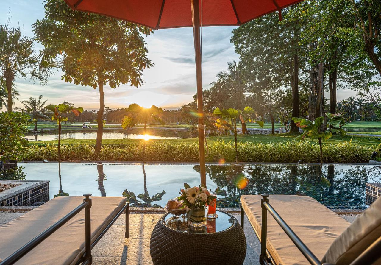 Summit Windmill Golf Suite Hotel At Suvarnabhumi Bangkok Exterior foto View of the golf course from the clubhouse